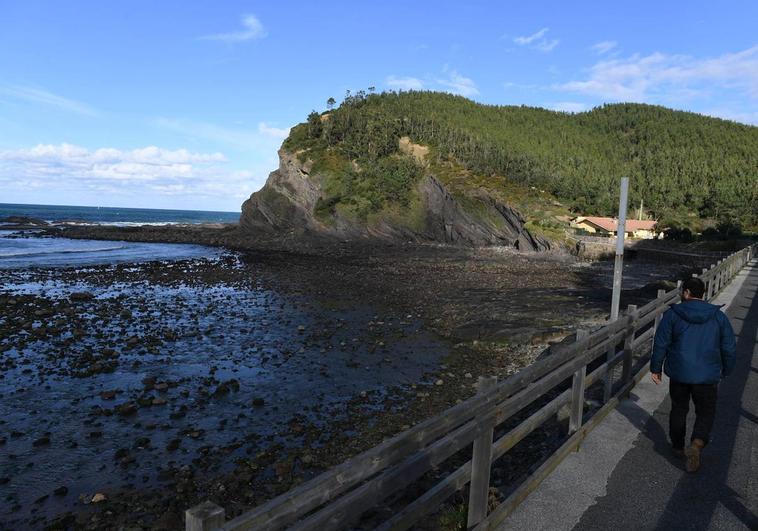 Fallece un varón de 58 años en una zona de rocas próxima a la playa de Armintza